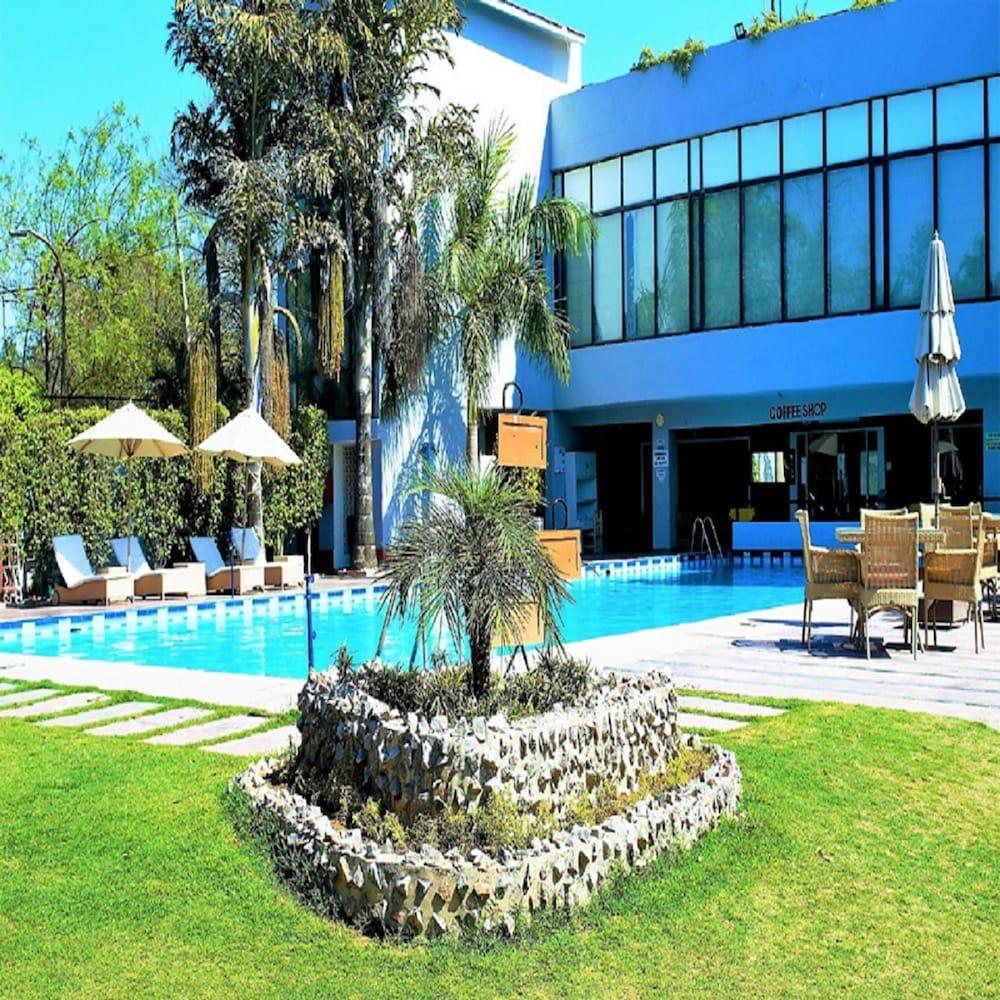 Best Western Resort Country Club Gurgaon Eksteriør billede