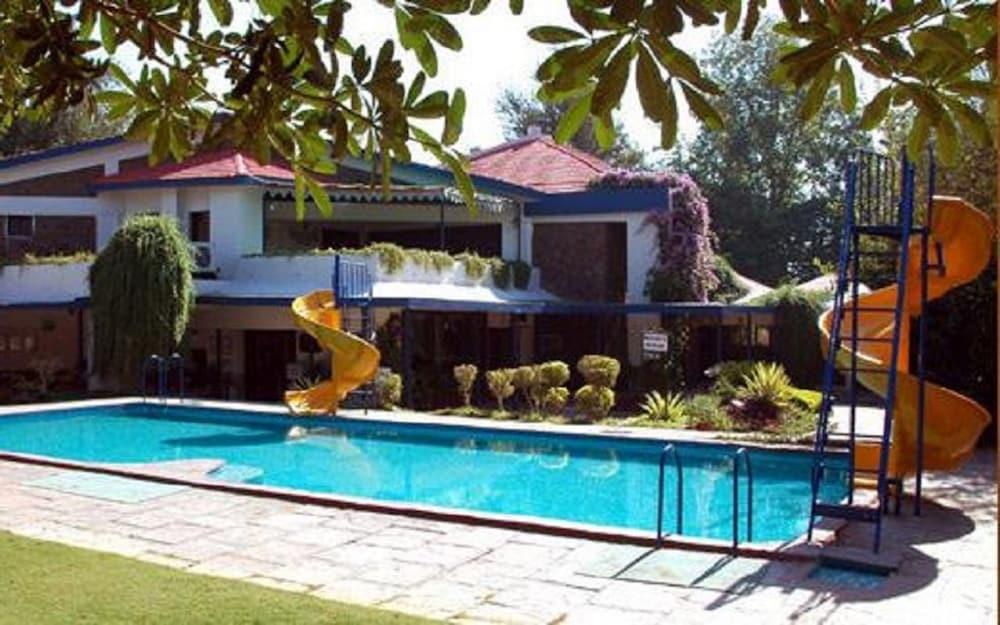 Best Western Resort Country Club Gurgaon Eksteriør billede