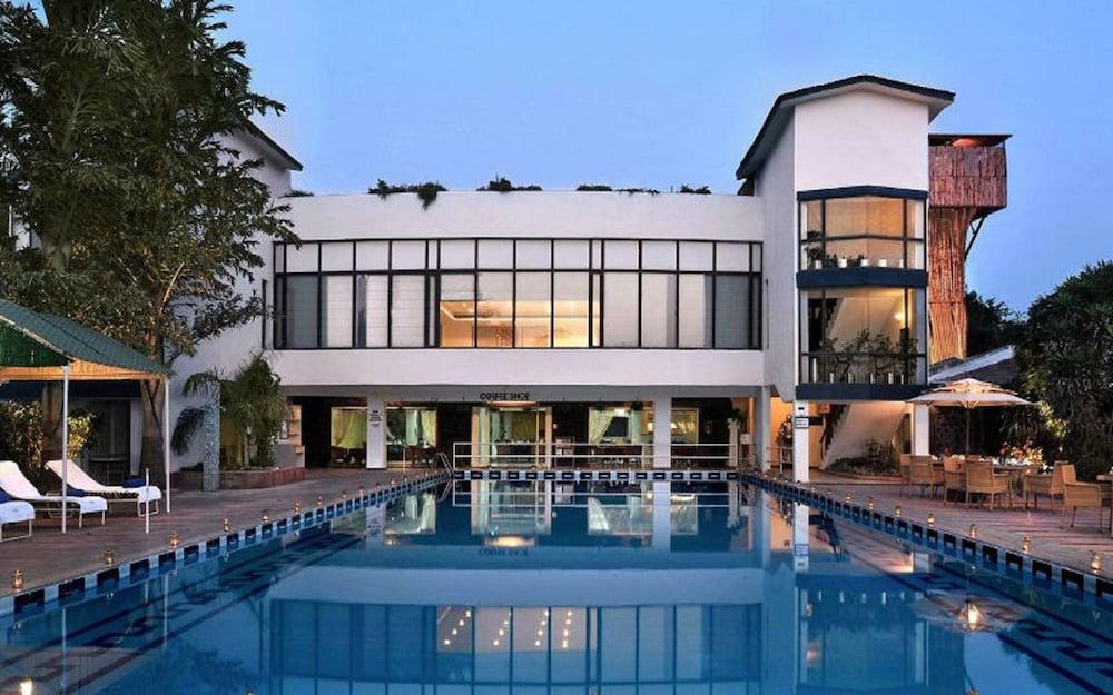 Best Western Resort Country Club Gurgaon Eksteriør billede