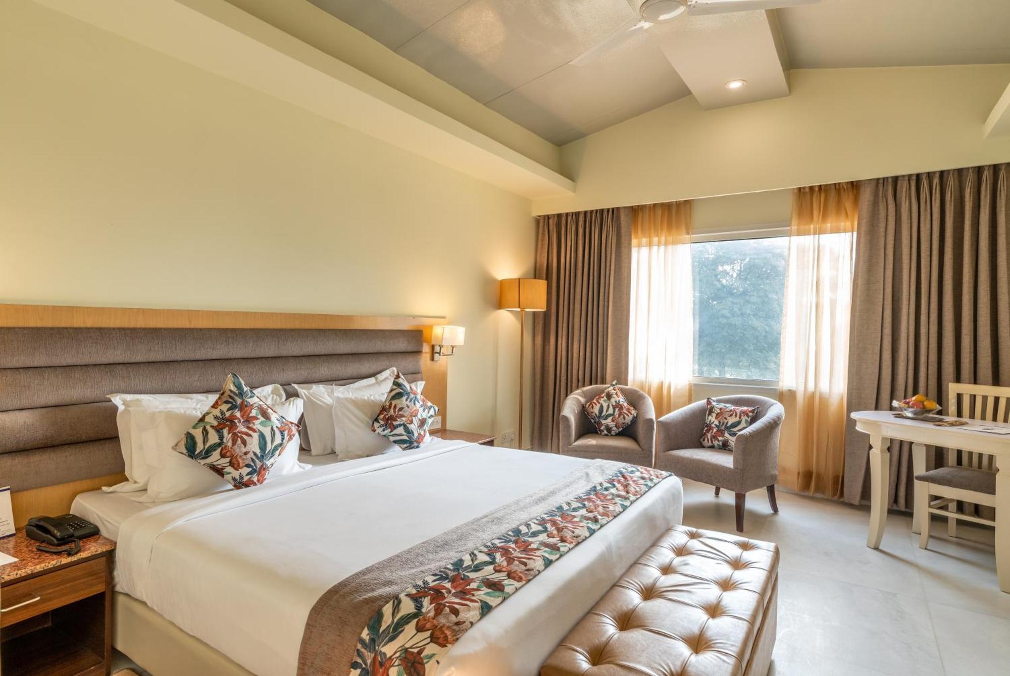 Best Western Resort Country Club Gurgaon Eksteriør billede