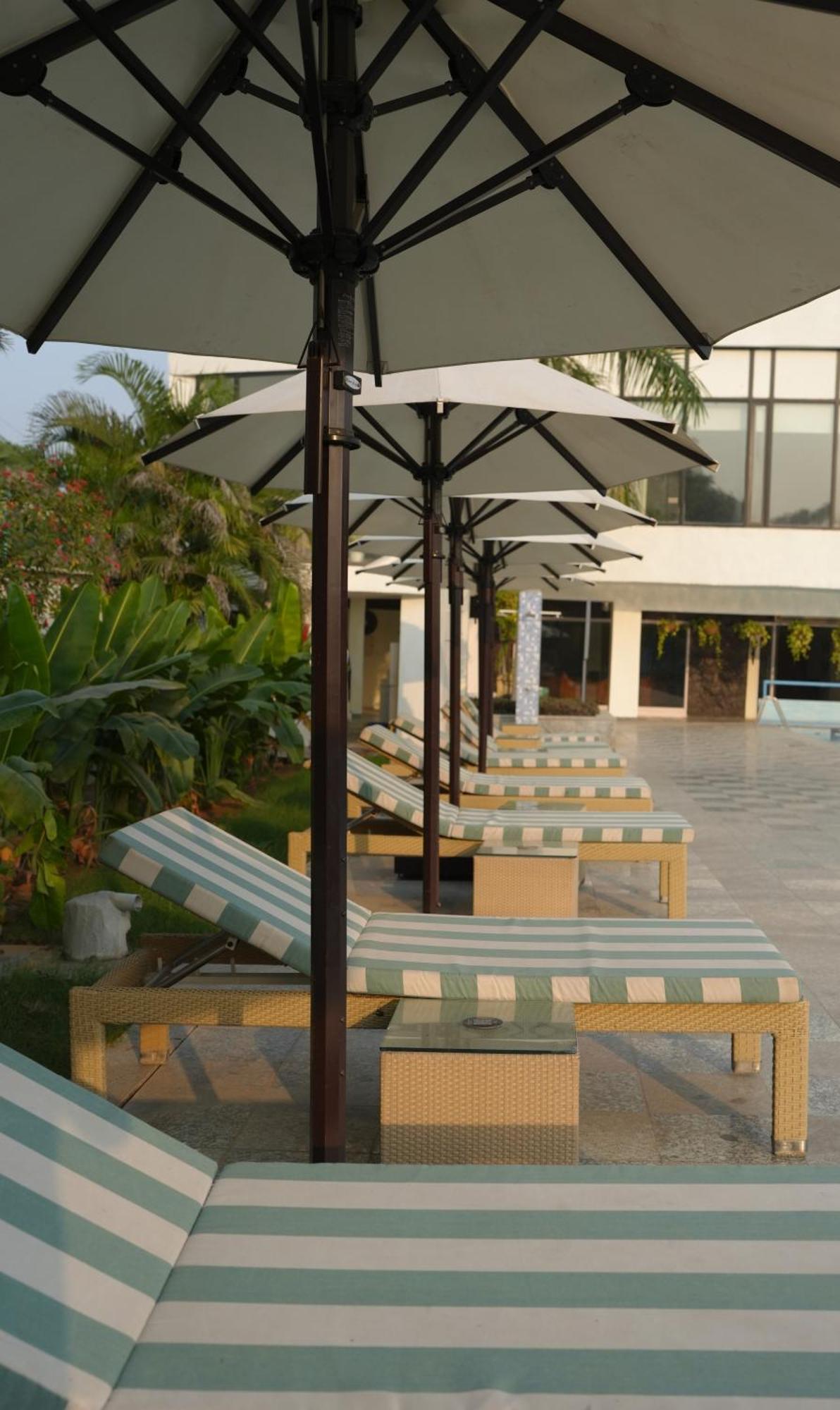 Best Western Resort Country Club Gurgaon Eksteriør billede