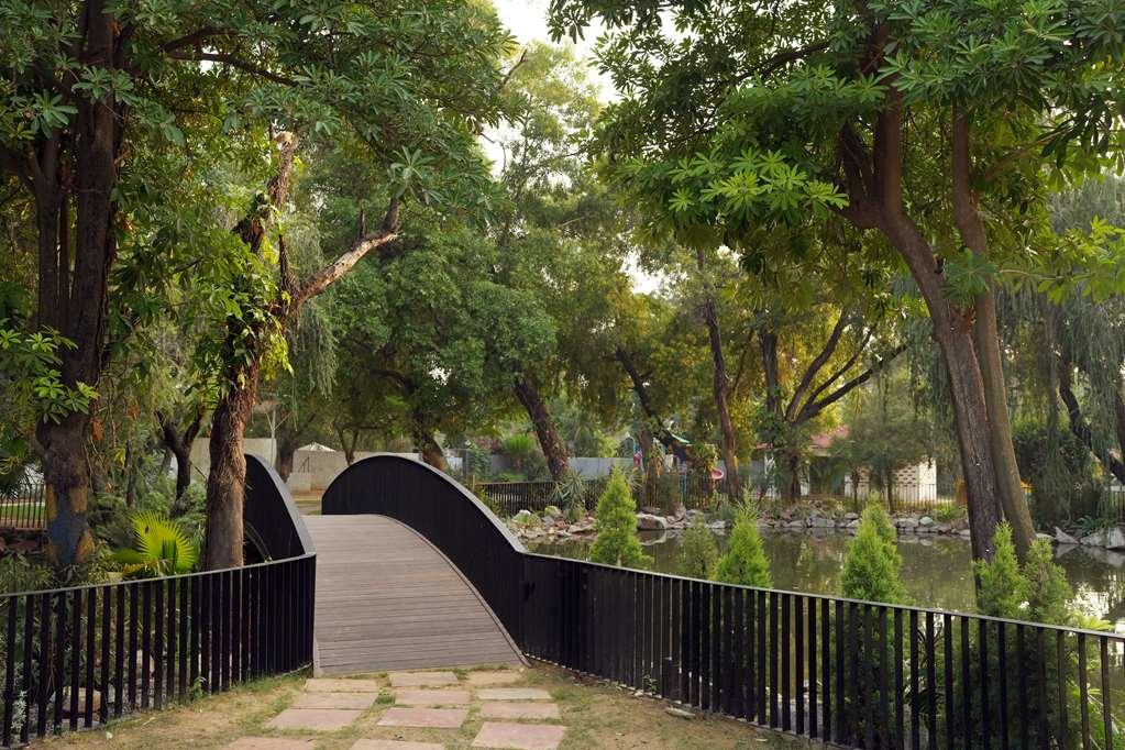 Best Western Resort Country Club Gurgaon Eksteriør billede