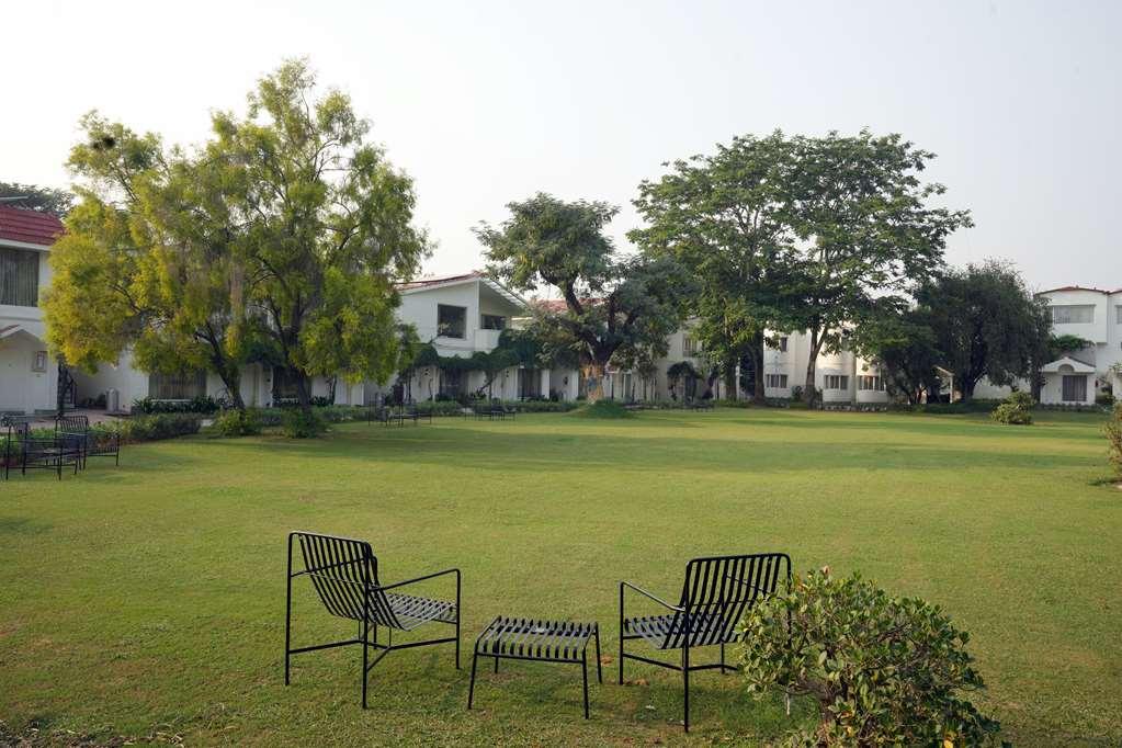 Best Western Resort Country Club Gurgaon Eksteriør billede